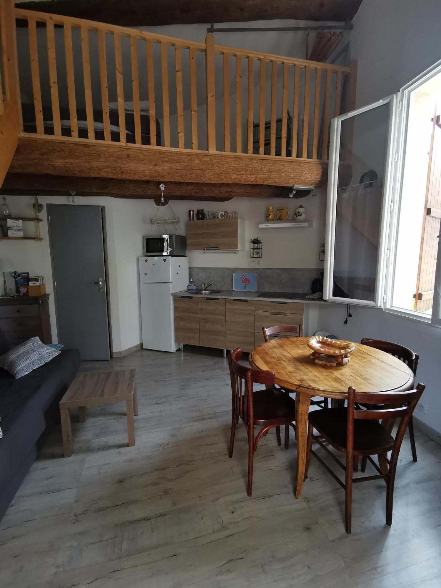 Les Sous L' Olivier En Camargue *