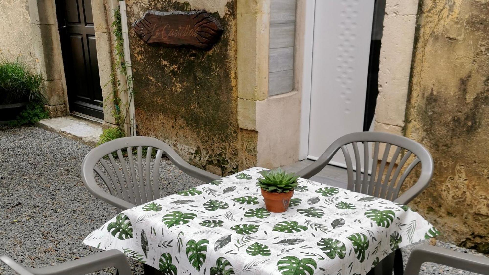 Les Sous L' Olivier En Camargue *